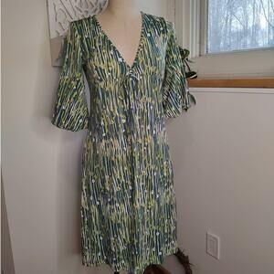 BCBG Paris Green Print Bell Sleeve Deep V Neck Shift Dress Size XS